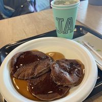 Pancakes veganos con sirope de arce   at Juicy Avenue in Barcelona