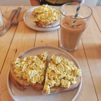 Toasts salés aux oeufs et latté à la citrouille glacé at Taylor's Cafe in Brussels