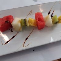 Brocheta de frutas de temporada. at Vegetariano El Calafate in Malaga