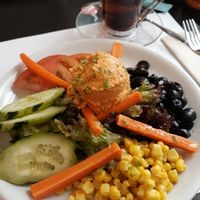 Mediterranean salad with delicious pepper hummus at Vegetariano El Calafate in Malaga