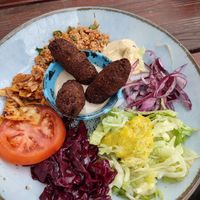 Falafel Teller mit hausgemachten orientalischen Kimchi at Gaia Kitchen in Vienna