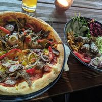 Dönerpizza und Falafelteller at Gaia Kitchen in Vienna