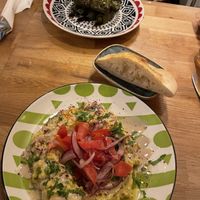 Favabohnen-Hummus und Weinblätter   at Gaia Kitchen in Vienna