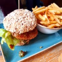 El Montana-Burger auf Vollkorn Brötchen mit extra Fritten at QMUH in Ravensburg