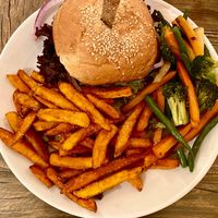 Vegan Burger with patty based on pea protein, sweet potatoe fries and seasonal veggies at Landgasthof Roßkothen in Niedertaufkirchen