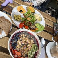 Açai Bowl und veganer Frühstücksteller, Brot und Brötchen nicht fotografiert... sehr lecker  at Xafé in Wuppertal