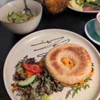 Bagel mit Paprika Hummus und Grillgemüse at Xafé in Wuppertal