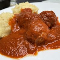 Super lekkere balletjes in tomatensaus met smeuïge aardappelpuree 🥰 (het dresseren van het bord had ik zelf in de hand 🙈)   at Catch a Veg in Lubbeek