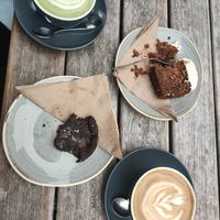 Oat matcha latte/ oat latte / carrot cake/ dark chocolate and salt cookie 🍪 at The Milkman in Edinburgh