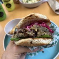 Hamburguesa Red Velvet   at Nuve Nutrición Verde in Bogota