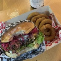 Hamburguesa red velvet con anillos de cebolla y kombucha 🤤  at Nuve Nutrición Verde in Bogota