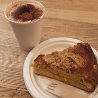 Cappuccino e torta soffice all'arancia at La Colazione di Sara in Turin