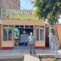 Oscar y la panadería at Panaderia Santa Ysabel in Paracas