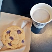 Cookie et café au lait d'avoine ☕ at WAY Specialty Coffee Roasters - Voldersstraat in Ghent