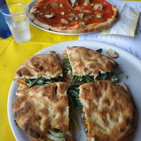 Schiaccine 'La Vegana' and funghi pizza without cheese at Babilonia in Torre Santandrea