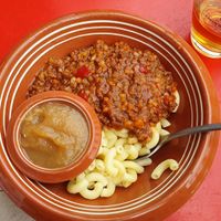 Bierteber-Gehacktes mit Hörnli und Apfelmus at Aescher in Schwende