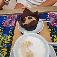 Oat cappuccino and vegan muffin at L‘ Insalatina in Merano