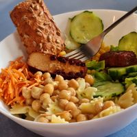 Bowl mit Salat, Pasta, dreierlei Greens, Tofu und Kichererbsen at L‘ Insalatina in Merano