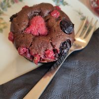 Schokomuffin mit Beeren und weichem Schokokern at L‘ Insalatina in Merano