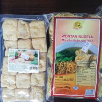 Frittierter Tofu und Wontannudeln at Gia Pham Asian Supermarket in Hamburg