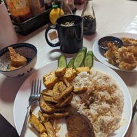 We had the vegan chicken, lemongrass tofu, vegan ribs and vegan bbq. Everything was so good but our favourite was the chicken and ribs! They also serve a yummy tea with flowers ♥ at Viet Chay vegetarian cuisine in Toronto