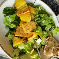 This was so delicious! Pineapple–tempeh and salad at Tel Aviv Urban Food in Warsaw