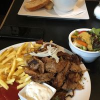 Gyros mit Pommes, veganen Tzatziki und Salat! Und Tomaten-Kokoscremesuppe mit Knoblauchbrot at Dada in Regensburg