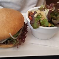 Beluga Burger mit Salat at Dada in Regensburg