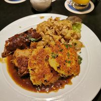 Vegane Soja-Roulladen mit Kartoffelpuffer und Kraut in Biersoße at Dada in Regensburg