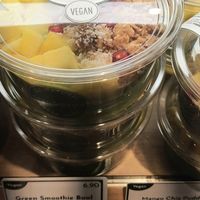 vegan green smoothie bowl at MUC - Dean & David - T2 in Munich