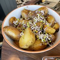 beilagen kartoffeln mit kräutern   at JOHO Broiler in Prerow