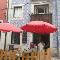 Entrance with outdoor seating at Estação Alfama Pizzaria in Lisbon