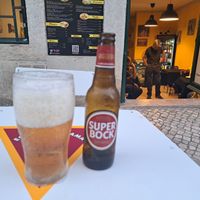 Eiskaltes Bier im tiefgekühlten Glas at Estação Alfama Pizzaria in Lisbon