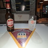 2. Bier: eiskalt mit frischem, eiskalten Glas. So soll das sein 🤠 at Estação Alfama Pizzaria in Lisbon