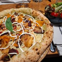 Pizza and salad as side dish at Casa Nostra in Munich