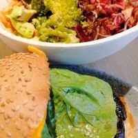 Portobello burger with the recommended bowl 👌🏽🤤 at Copper Branch in Utrecht