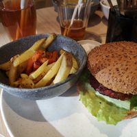 Cipper Branch Burger with fries at Copper Branch in Utrecht