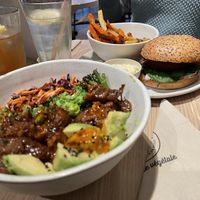 Le blue burger and bowl   at Copper Branch in Utrecht