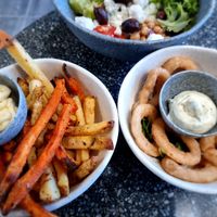 Fries and fried onion rings as sides at Copper Branch in Utrecht