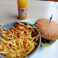 Blue Burger and fries at Copper Branch in Utrecht