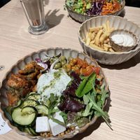 GoGreek bowl, Skin on Fries, BestoftheEast bowl  at Copper Branch in Utrecht