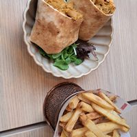 Delicious Döner —
Dürüm with ‘döner’ and shoarma 
spices, creamy aioli and sriracha, fresh 
lettuce, red onion and fresh cucumber-
tomato salsa, with fries at Copper Branch in Utrecht
