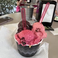 Und hier im Vordergrund noch Himbeere. Mango 🥭 und Waldbeere versteckt sich darunter    at Gelato bar Bella in Trogir