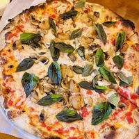 Vegane Pizza mit Champignons & Knoblauch   at Geddy's in Bar Harbor