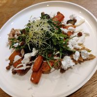 Gegrilde worteltjes met hummus, krokante kikkererwten, vegan feta at Biko in Sint-niklaas