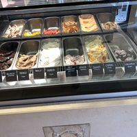 Eistheke. Vegane Sorten: Zartbitter-Schoko, Erdbeere, Mango, Campari-Orange (vegan ice cream: bittersweet chocolate, strawberry, mango, campari orange)  at ANNA in Straubing