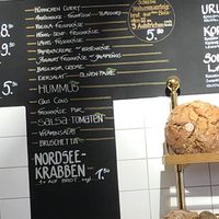 Vegan spreads for bread: olive paste, hummus, salsa tomatoes, vitamin salad, bruschetta. Combine sourdough bread with up to three spreads  at ANNA in Straubing