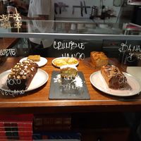 Cakes on display with two vegan options properly labelled at Slow Café in Madrid