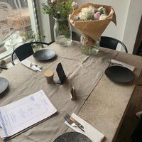 Tisch mit Blumen  at Cuxhavener Kaffeeröster in Cuxhaven