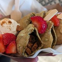 MATCHA TOKYO-TEA-TIME - MATCHA FLAVOR WITH BISCOFF AND BISCOFF CRUNCH FILLING, TOPPED WITH STRAWBERRY JAM, BISCOFF CRUNCH AND STRAWBERRIES. at Poffy in Vienna